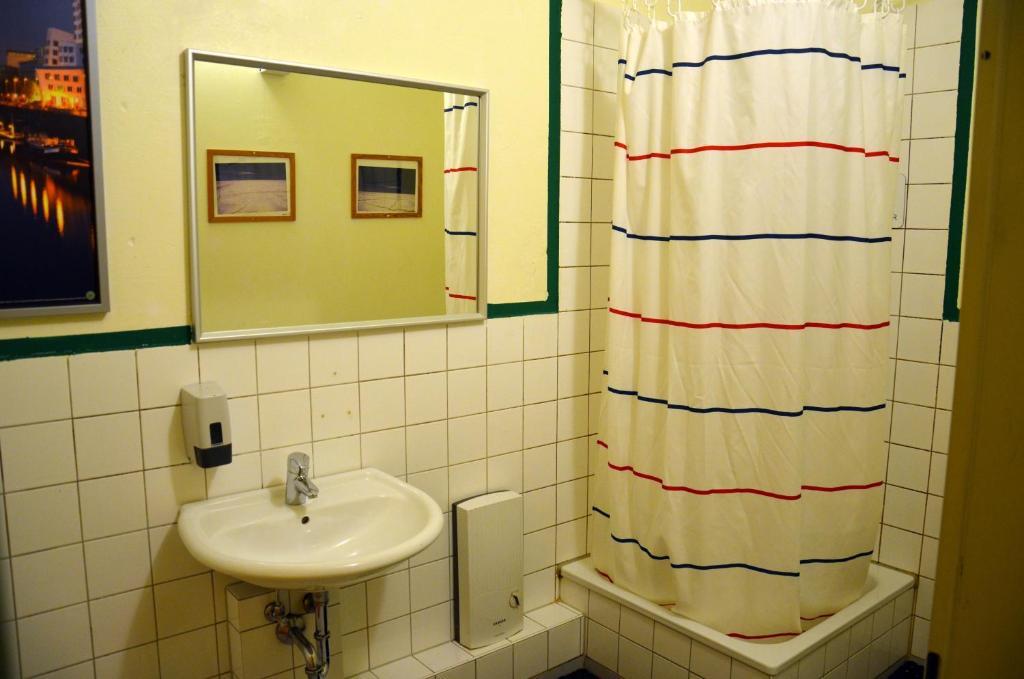 Backpackers Duesseldorf - Self Check-In Hostel Ngoại thất bức ảnh